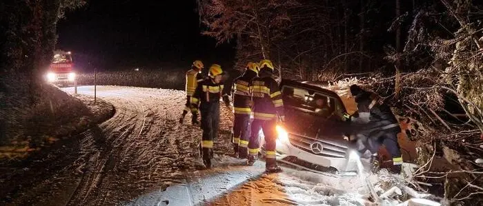 Von Miesenbach bis Gleisdorf mussten zahlreiche Fahrzeuge aus den Straßengräben gezogen werden
