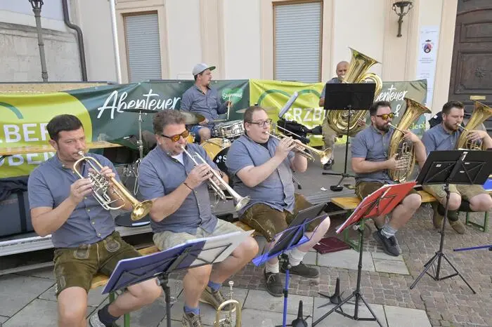 Für die musikalische Umrahmung sorgten die St. Stefaner Kornspitzbuam, die Gösser Musikanten, die Brandlmusi, die Alpler, die Oimaleitn-Musi sowie Thomas Reichl und seine Musikanten.
