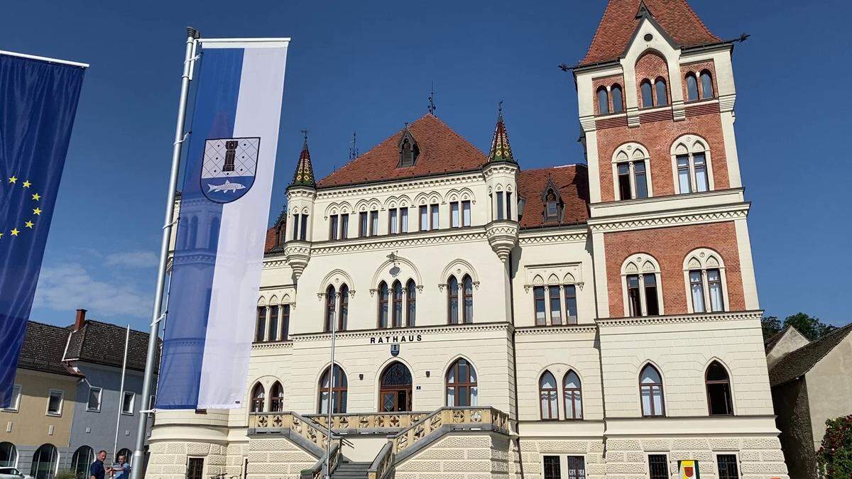 Die Feldbacher Fahne weht bereits vor dem neuen Rathaus