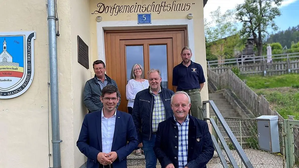 Vorne von links: Landesrat Martin Gruber, Bürgermeister Martin Treffner und Diethard Knes (Obmann der Dorfgemeinschaft). Hinten von links: Kassier Andreas Manessinger, Sonja Knes und Obmann-Stellvertreter Martin Lorber  