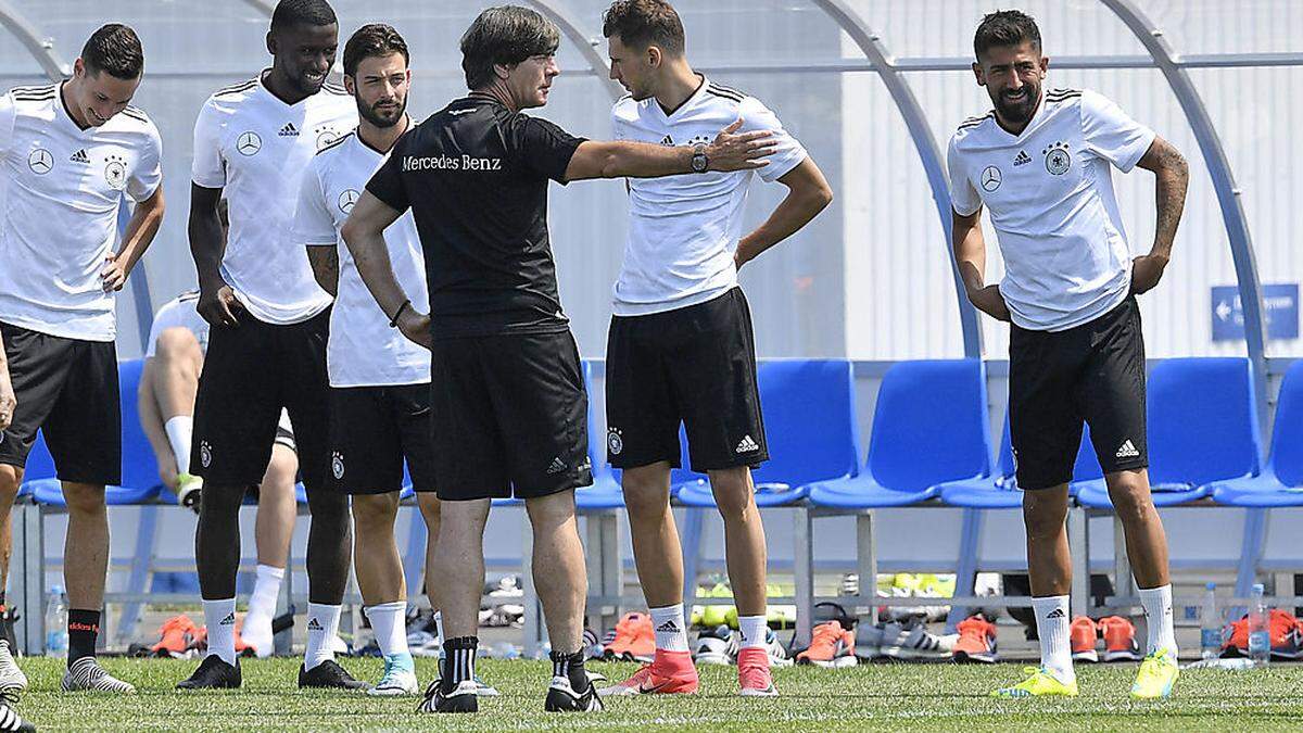 Teamchef Jogi Löw weist seiner Mannschaft den Weg