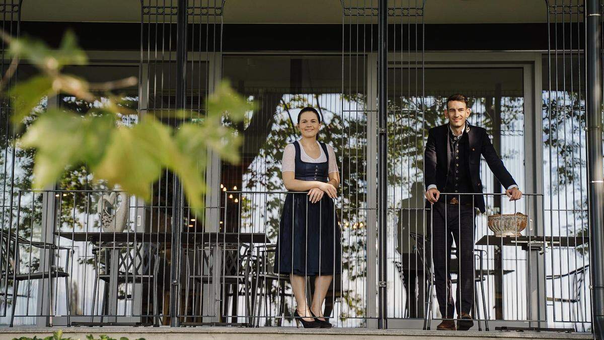 Stephanie Brolli (l.) übernahm das Weinrefugium Brolli vor zwei Jahren, Lebensgefährte Christopher Pohn (r.) ist seit letztem Jahr als Sommelier im Betrieb tätig