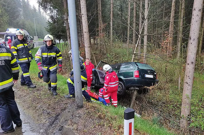 Platz 12: Im April passierte auf der B64 beim Kreiverkehr Büchl ein schwerer Unfall. Ein 81-jähriger Weizer war mit vier weiteren Insassen in Richtung Anger unterwegs und dürfte vor dem Kreisverkehr seine Geschwindigkeit nicht reduziert haben. Der Wagen stürzte in den Wald, alle fünf Personen wurden verletzt, drei davon schwer.