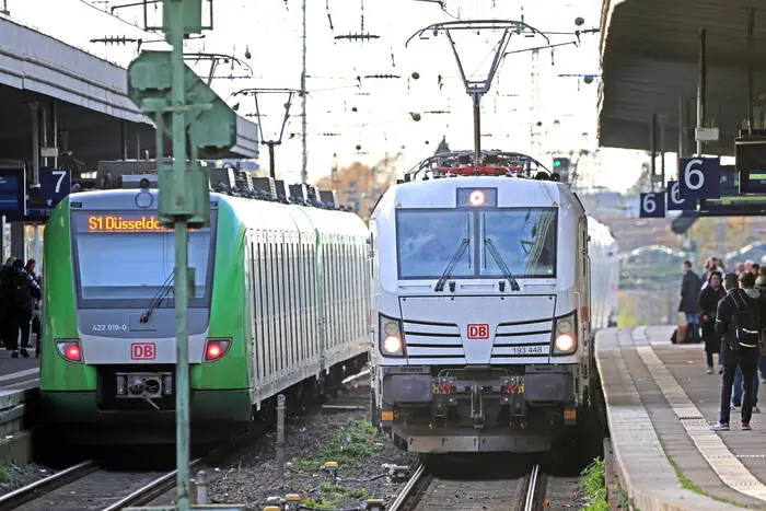 Probefahrt des ICE-L Der ICE-L, auch als Talgo bekannt, wurde bei einer Probefahrt zwischen Berlin Ostbahnhof und Düsseldorf in Essen angetroffen. Der Wagenpark wurde vorne und hinten mit einer Vectron E-Lok von Siemens, Baureihe 193, bespannt, die zukünftig durch die Baureihe 105 ersetzt werden. Essen Nordrhein-Westfalen Deutschland Hauptbahnhof *** Test run of the ICE L The ICE L, also known as Talgo, was encountered on a test run between Berlin Ostbahnhof and Düsseldorf in Essen The cars were hauled at the front and rear by a Siemens Vectron E locomotive, class 193, which will be replaced in future by the class 105 Essen North Rhine-Westphalia Germany Central Station