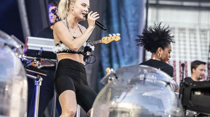 Bevor Rotschopf Ed Sheeran seine Hits und Balladen zum Besten gibt, heizten Zara Larsson und James Bay dem Publikum ein.