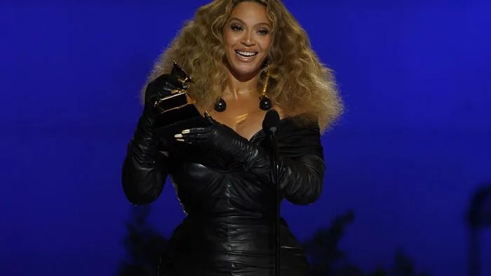Beyoncé erhielt bei der 63. Grammy-Gala ihren bereits 28. Preis: Das ist Rekord. Beyoncés Song "Black Parade" wurde als "Beste R&amp;B-Performance" gewürdigt - Damit nahm sie der US-Bluegrass-Sängerin Alison Krauss mit ihren 27 Grammys den Rekord ab. Die meisten Grammys, nämlich 31, hat der 1997 gestorbene ungarisch-britische Dirigent Georg Solti eingesammelt.