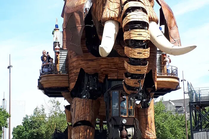 Der mechanische Elefant ist das Highlight unter den Maschinenwesen. Bis zu Personen kann der künstliche Elefant aus Stahl und Holz transportieren.