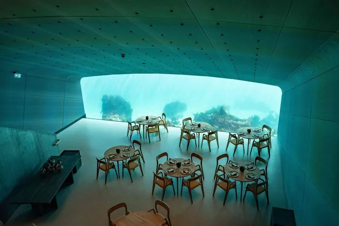 Im Speisesaal öffnet sich ein riesiges Panoramafenster hin zum Wasser.