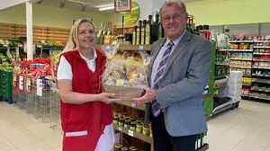 Lieselotte Blamauer, die Leiterin des Kammerner Nahversorgers, mit Bürgermeister Karl Dobnigg