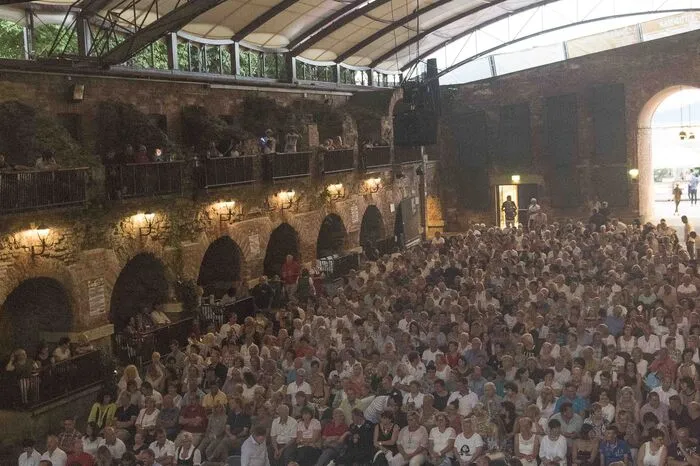 Auf die Fans der Band ist auch nach über 35 Jahren Verlass: Das Konzert war mit 1000 Fans ausverkauft - seit Wochen.