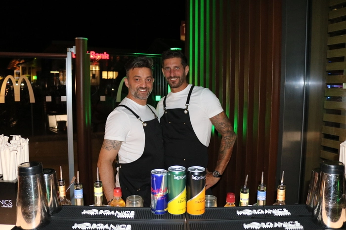 Im Freien gab es frisch gemixte alkoholfreie Energy-Cocktails und Drinks.