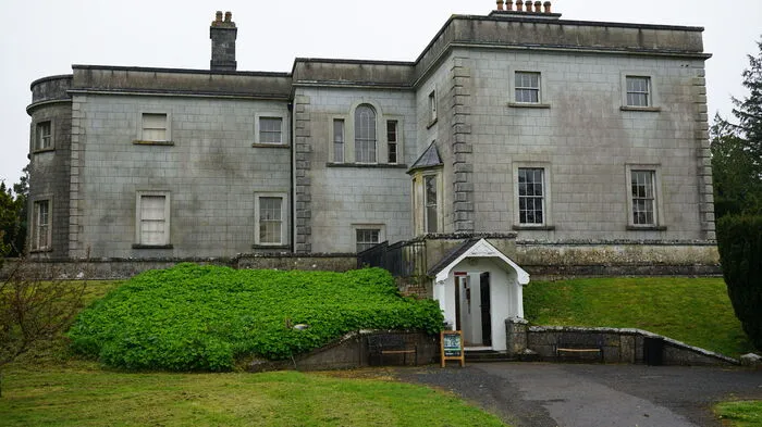 Das Belvedere House liegt von Gärten umgeben in der Grafschaft Westmeath.