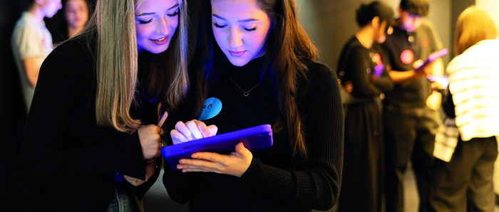 Das FLiP bietet verschiedene lebhafte und altersgerechte Formate, die perfekt in den Unterricht integrierbar sind: Experience, Workshop, App, Planspiel und mehr