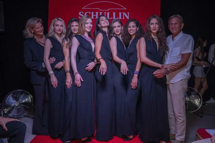 Die Models präsentierten die neue Schullin-Schmuckkollektion „Together“. Klicken Sie sich durch die weiteren Bilder.