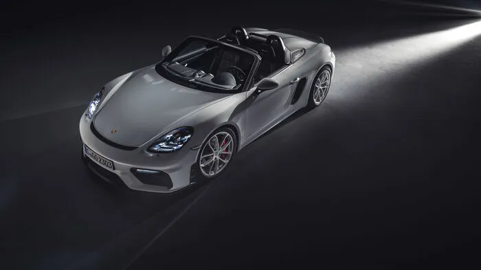 Es könnte des letzte Aufbäumen sein: 2016 hat Porsche seiner kleine Baureihe mit dem Coupé Cayman und dem Cabrio Boxster (heute Spyder genannt) durchwegs Vierzylinder in Mittelmotorlage verordnet. Aber den Topmodellen GT4 verbauen die Zuffenhausener jetzt wieder einen Sechszylinder-Saugmotor.