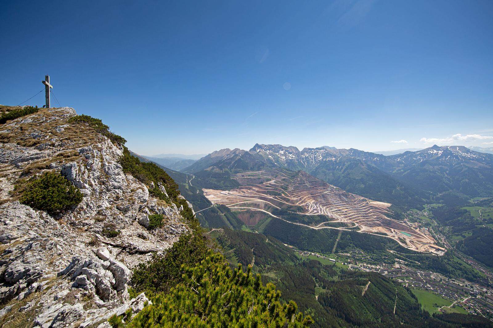 Blick vom Pfaffenstein auf den Erzberg, den „Steirischen Brotlaib“