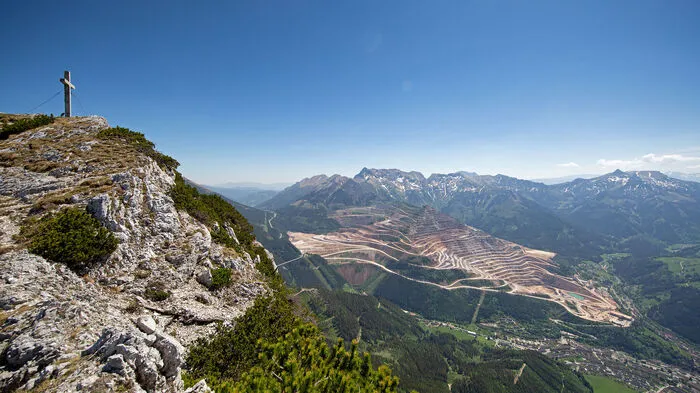 Blick vom Pfaffenstein auf den Erzberg, den „Steirischen Brotlaib“