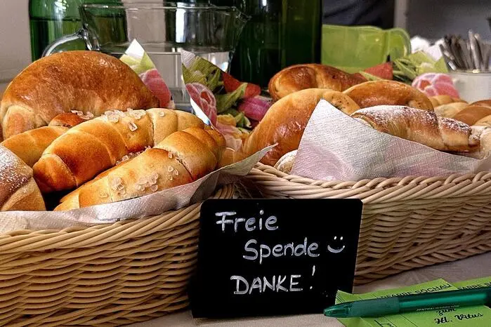 Der Reinerlös von Mehlspeisen und Getränken sowie den Bausteinen kommt zu hundert Prozent der Kirchenrenovierung zugute. Veranstalter waren der Pfarrgemeinderat und die Pfarre Söchau. Auch Ortsvorsteherin Barbara Raidl zeigte sich von der Vielfalt begeistert.