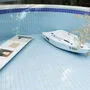 Neben zwei Garagen ist auch ein Pool zum Ausstellungsort umfunktioniert worden