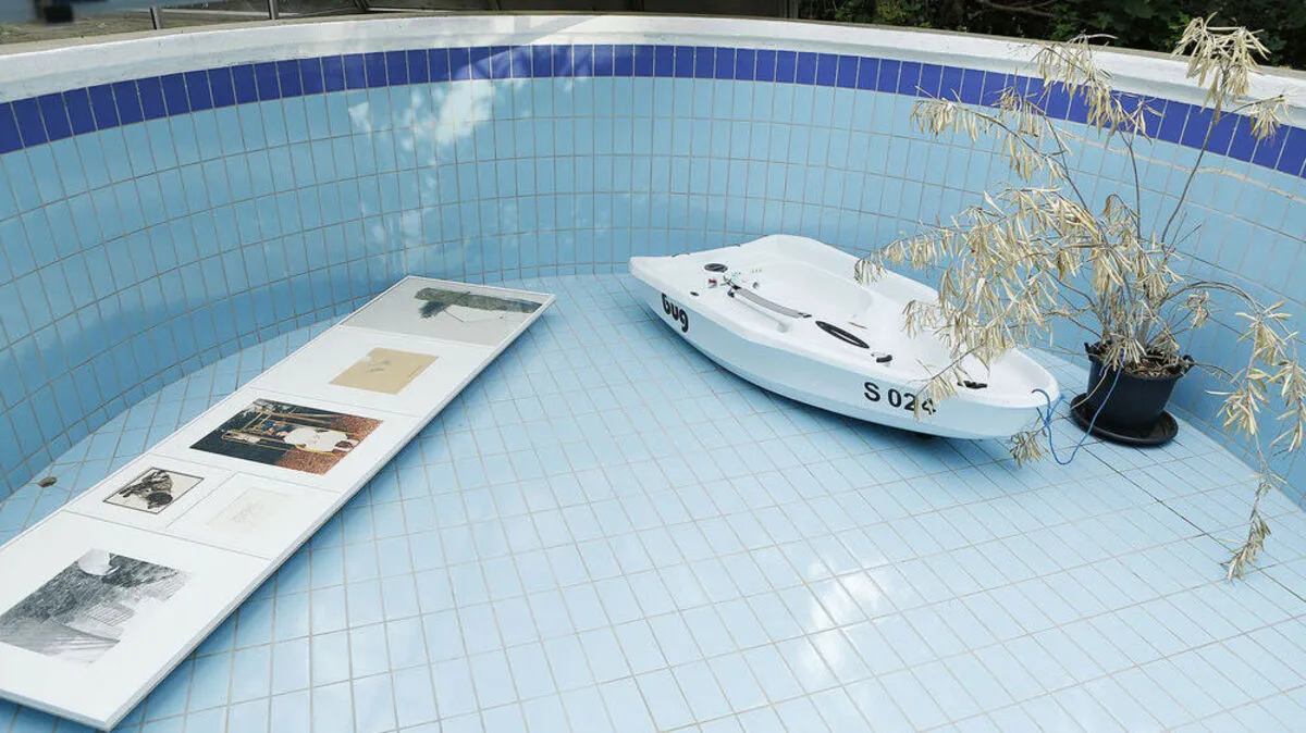 Neben zwei Garagen ist auch ein Pool zum Ausstellungsort umfunktioniert worden
