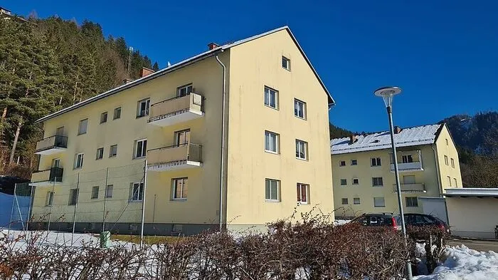Bei der Sanierung des Daches dieser Gemeindewohnhäuser auf der Komposchebene werden auch Photovoltaikanlagen errichtet