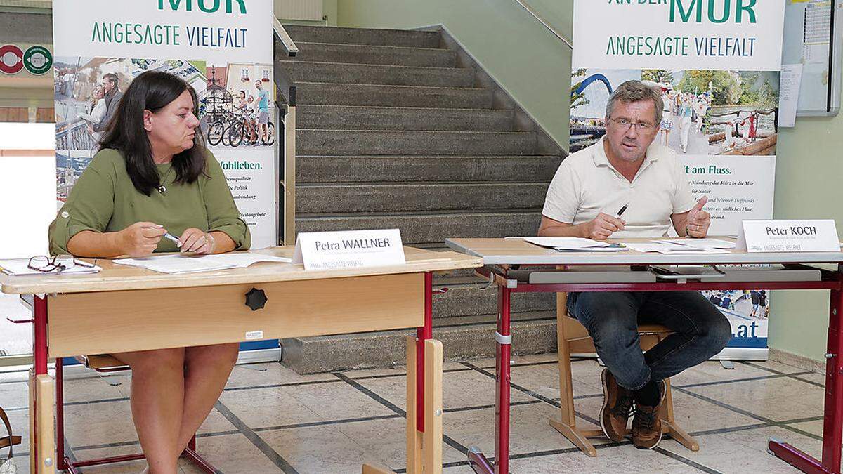 Petra Wallner, stellvertretende Leiterin des Bürgerservice, und Bürgermeister Peter Koch stellten die Volksbefragung vor