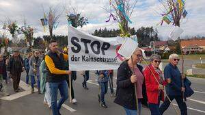 Rund 100 Personen demonstrierten am Dienstag gegen den geplanten Neubau der B 70 in Söding-St. Johann