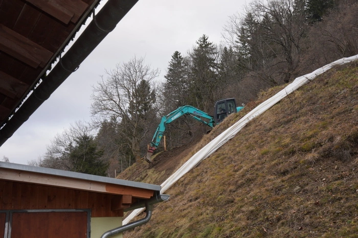Zwei Bagger sind seit 14 Tagen im Dauereinsatz, damit die drohenden Hangrutschungen entschärft werden können