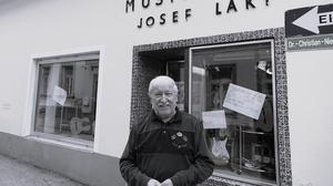 Josef Laky (4. Mai 1947 - 7. Juli 2024) vor seinem Musikgeschäft in Voitsberg