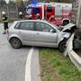 Das Auto krachte gegen die Leitschiene und verkeilte sich dort