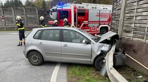 Das Auto krachte gegen die Leitschiene und verkeilte sich dort