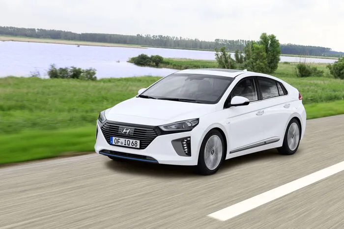 Damit ist der Ioniq das erste Modell eines Herstellers, das seinen Kunden diese drei Antriebsoptionen in einem einzigen Karosserietyp anbietet.