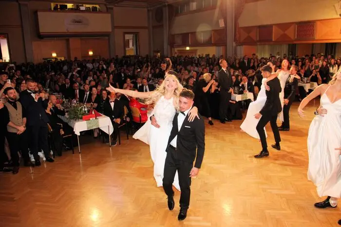 Nach der Vorstellung durch die Klassenvorstände wurde der Ball mit zwei schwungvollen Polonaise-Tänzen unter der Leitung von Pierre Gider offiziell eröffnet.