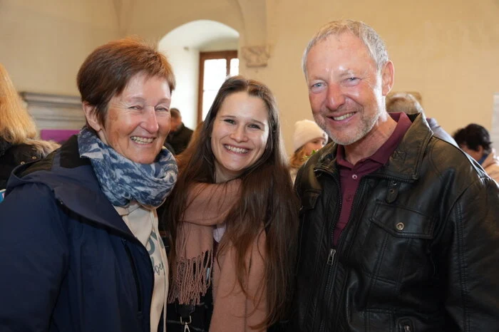Der Jungpensionist Oberst Rudolf Kury ist schon in den Morgenstunden mit seiner Frau Gast beim Ostermarkt.