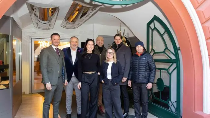 Am Samstag, dem 29. November, lud Juwelier Rindler in der Wiener Straße 7 in der Hartberger Fußgängerzone zum exklusiven Wintersalon. In stilvollem Ambiente präsentierte das renommierte Haus eine Auswahl an Luxusmarken, wie man sie sonst nur in den großen Metropolen findet. 
 
