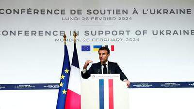 Frankreichs Präsident Macron verstörte viele mit der Erwägung von Bodentruppen in der Ukraine (Photo by GONZALO FUENTES / POOL / AFP)