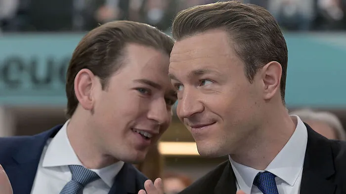 Gernot Blümel (re.) kam nicht drum herum, geherzt und umarmt zu werden.
