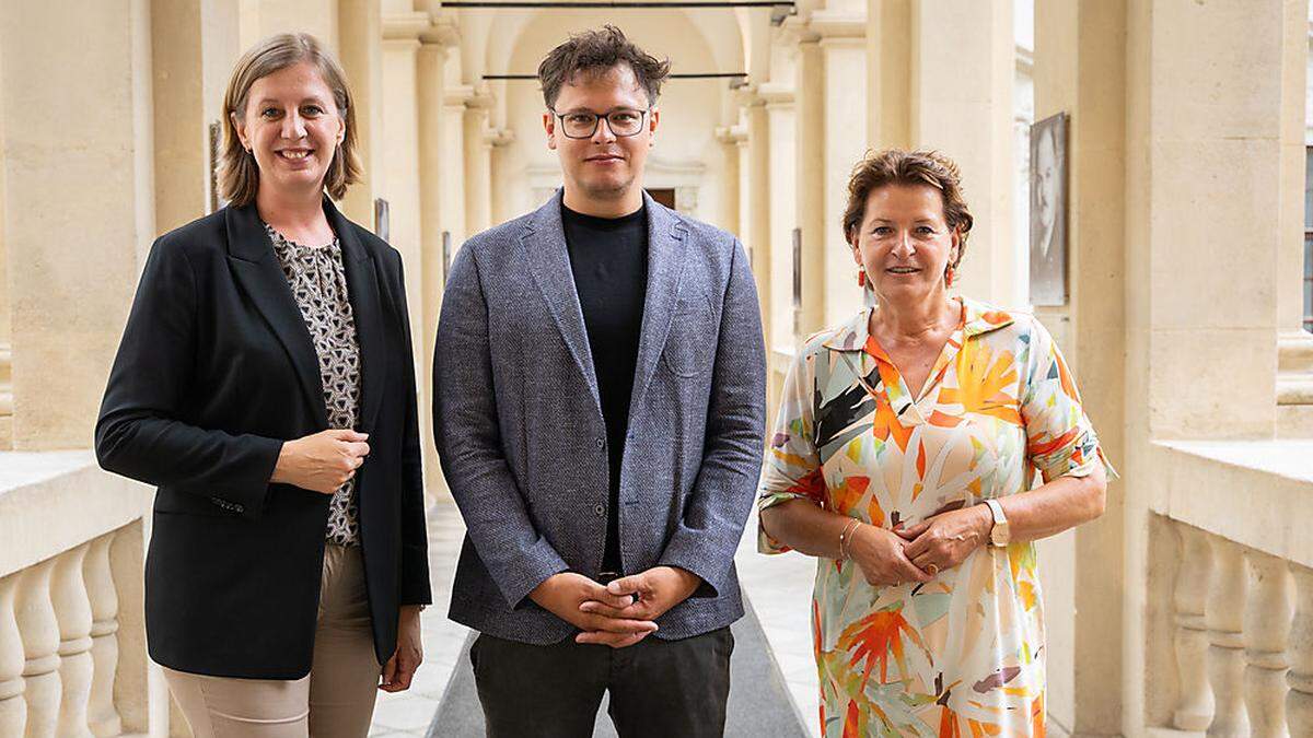 Barbara Eibinger-Miedl und Ursula Lackner mit Ortskern-Koordinator Stefan Spindler