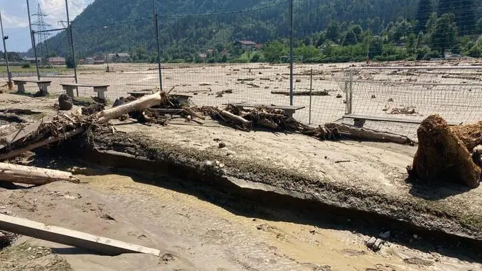 Auch der Fußballplatz wurde komplett zerstört.