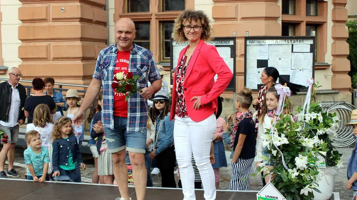 Der Verein „Einkaufsstadt Hartberg“ und die Modegeschäfte der Innenstadt luden im Rahmen des „Muttertag-Shoppings“ zu einer Modenschau vor dem Rathaus am Hartberger Hauptplatz.