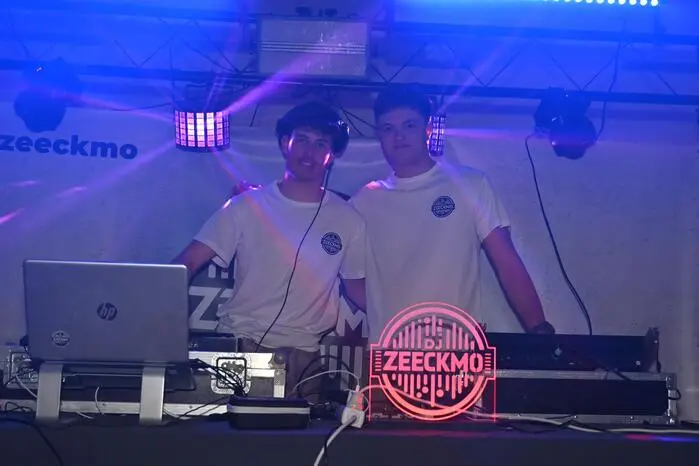 Musikalisch boten DJs „Zeeckmo“ (Matteo Scheriau und Nico Zechner) ein breites Spektrum mit einer Mischung aus Schlagern und aktuellen Beats und sorgten durchgehend für gute Stimmung auf der Tanzfläche.