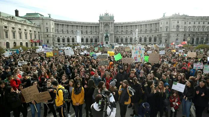 Zu den Klima-Protesten im Rahmen der Aktion "FridaysForFuture" haben sich in Wien nach Angaben der Polizei 10.500 Schüler versammelt. Dabei verliefen die Demonstrationen am Vormittag völlig friedlich: "Wir sind nur mit Absperren beschäftigt", sagte Polizeisprecher Paul Eidenberger der APA.
