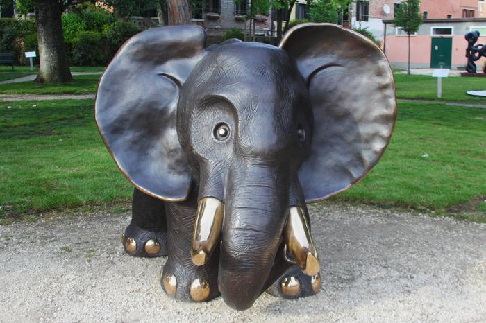 Die große Bronzeskulptur Elefant vom 2022 verstorbenen Künstler Gottfried Kumpf ist während der diesjährigen Kunst-Biennale in den Gärten neben dem Gelände in Giardini ausgestellt 