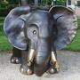 Die große Bronzeskulptur Elefant des 2022 verstorbenen Künstlers Gottfried Kumpf ist während der diesjährigen Kunst-Biennale in den Gärten neben dem Gelände in Giardini ausgestellt