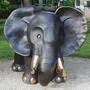 Die große Bronzeskulptur Elefant des 2022 verstorbenen Künstlers Gottfried Kumpf ist während der diesjährigen Kunst-Biennale in den Gärten neben dem Gelände in Giardini ausgestellt