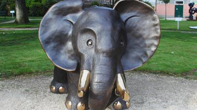 Die große Bronzeskulptur Elefant des 2022 verstorbenen Künstlers Gottfried Kumpf ist während der diesjährigen Kunst-Biennale in den Gärten neben dem Gelände in Giardini ausgestellt