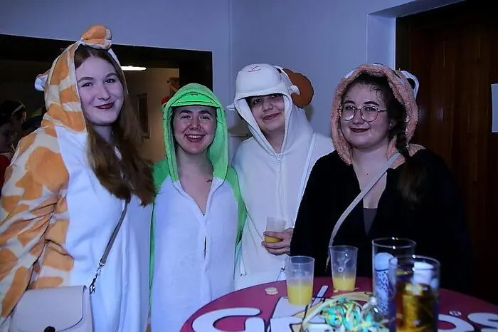 Bunt und fantasievoll waren die Masken der Besucher. Für schwungvolle Musik sorgten „Die 4 von der Koralm“.