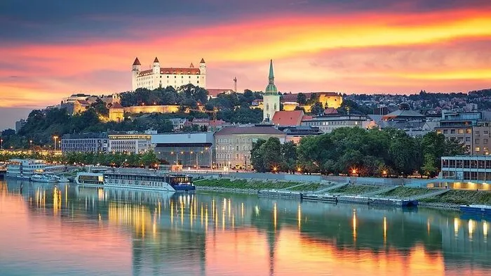Bratislava ist das kulturelle Zentrum der Slowakei. Ein Gewirr aus Gassen, alten Kirchen und mondänen Stadtvillen prägt die Altstadt, die an der Donau liegt. Wahrzeichen ist die viertürmige Burg.