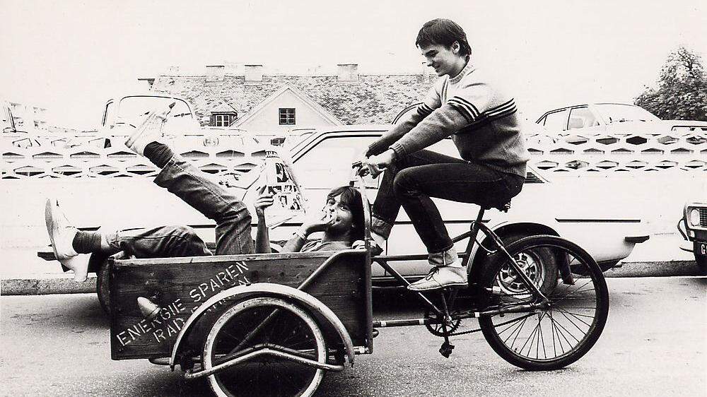 Werner Kogler machte es sich vor 40 Jahren in einem Lastenrad gemütlich