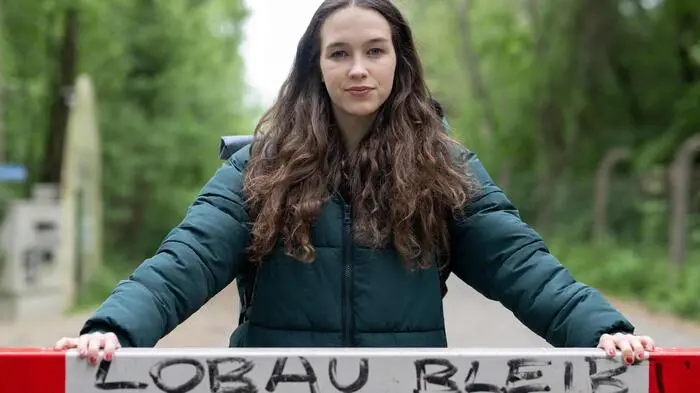 Erstmals in Erscheinung trat Lena Schilling bei der Besetzung des Wiener Naherholungsgebietes Lobau, wo sie gegen den Bau des Lobautunnels sowie der Stadtstraße demonstrierte.